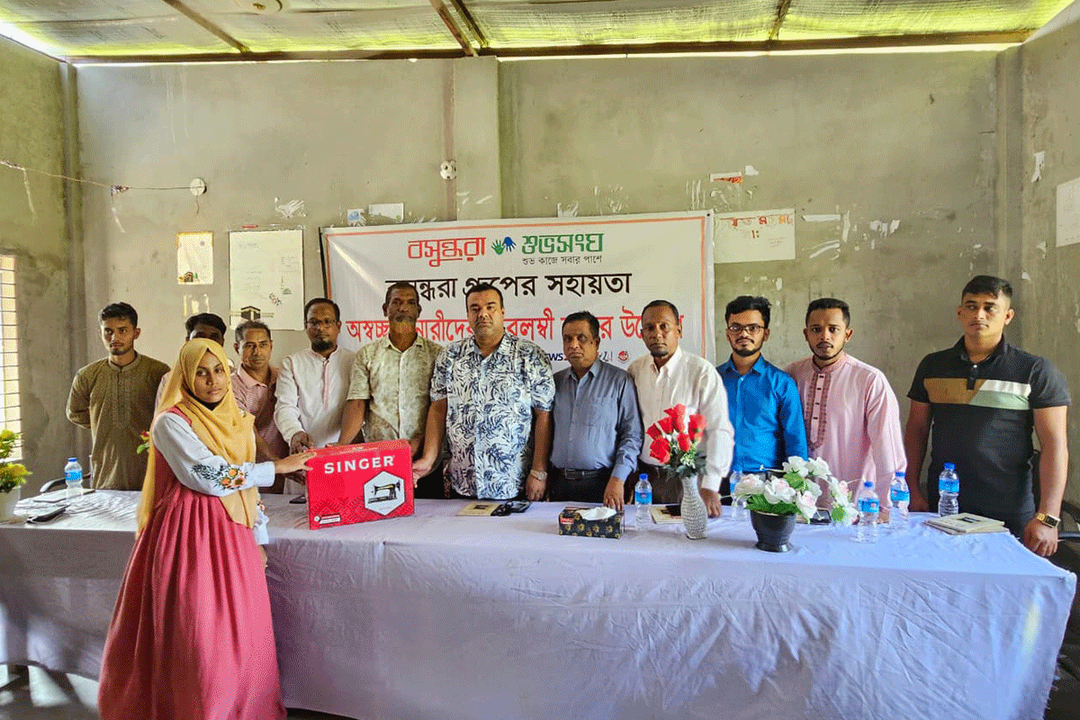 মনপুরায় ১৫ নারী পেলেন সেলাই মেশিন উপহার