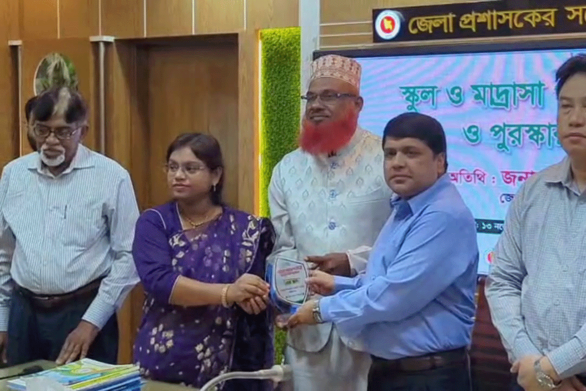 লক্ষ্মীপুরে সেরা ১৭ লেখক-প্রতিষ্ঠানকে সম্মাননা