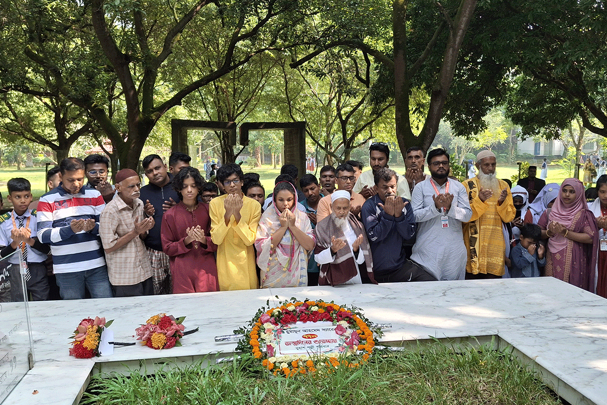 জন্মদিনে নুহাশপল্লীতে শ্রদ্ধা-ভালোবাসায় হুমায়ূনকে স্মরণ