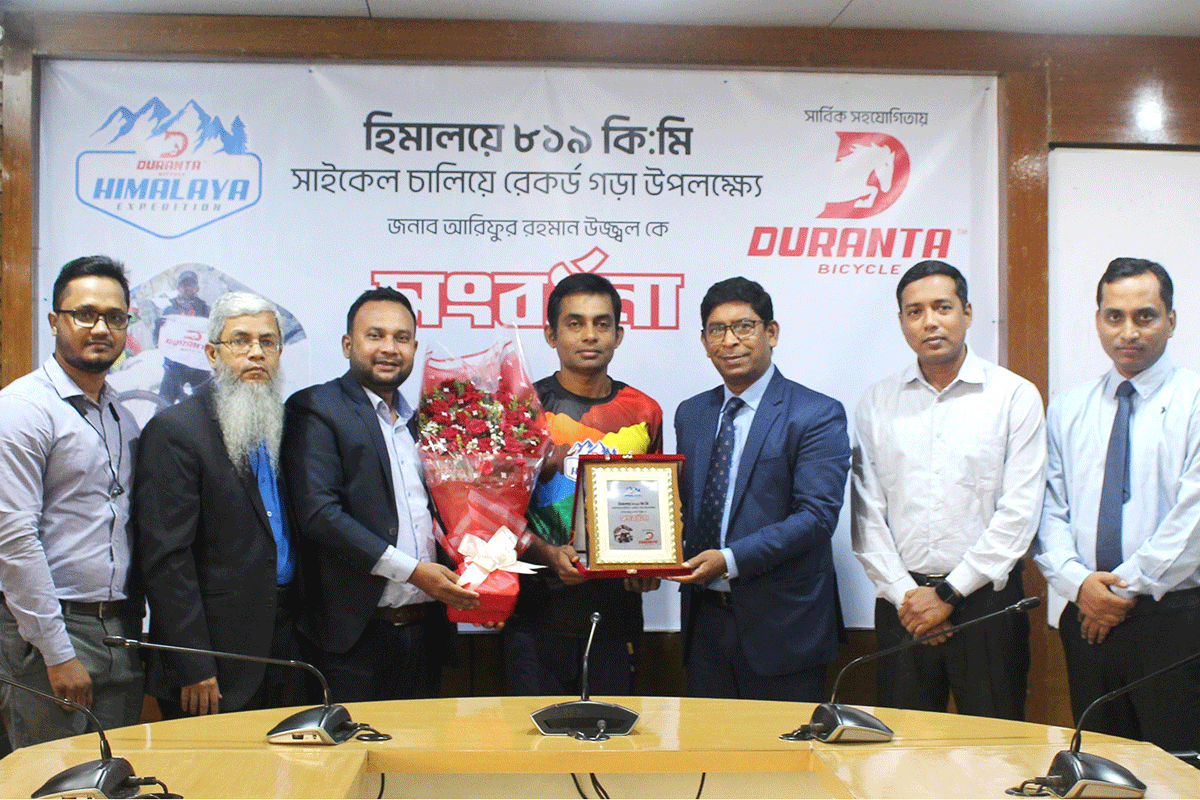 দুরন্তের পৃষ্ঠপোষকতায় বাইসাইকেলে হিমালয়ের ৩ ট্রেইল জয় উজ্জলের