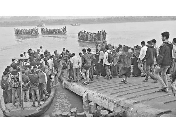 জীবন ঝুঁকি নিয়ে পারাপার