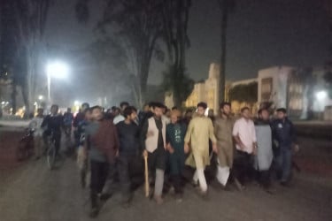 লাঠি হাতে রাকসু নেতাদের মহড়া, ছাত্রলীগ দেখলেই গণধোলাইয়ের ঘোষণা
