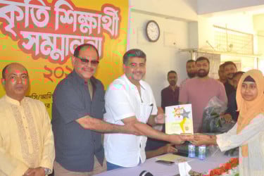 বগুড়ায় কৃতি শিক্ষার্থীদের শিক্ষা উপকরণ বিতরণ
