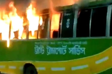 পল্লবীতে বাসে অগ্নিসংযোগ করল দুর্বৃত্তরা
