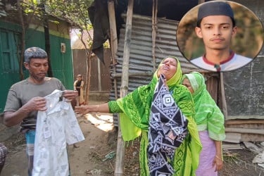 প্রতিদিন জামার ঘ্রাণ নেন ছেলের স্মৃতিতে ভেঙে পড়া মা