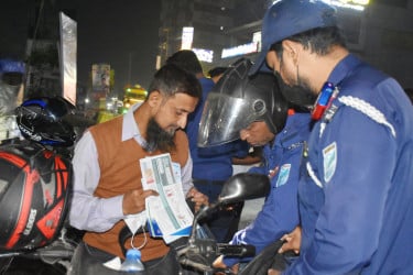 রাজবাড়ীতে মোড়ে মোড়ে পুলিশের চেকপোস্ট