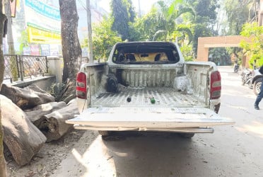 গোপালগঞ্জে গণপূর্ত অফিসে পেট্রোল বোমা নিক্ষেপ