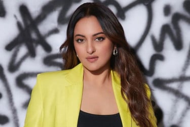 সালমানের ‘এশিয়ান ট্যুর’ থেকে বাদ পড়লেন সোনাক্ষী