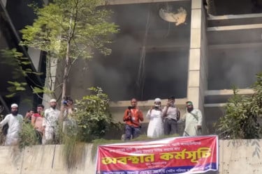 কার্যক্রম নিষিদ্ধ আওয়ামী লীগের কেন্দ্রীয় কার্যালয়ে আগুন