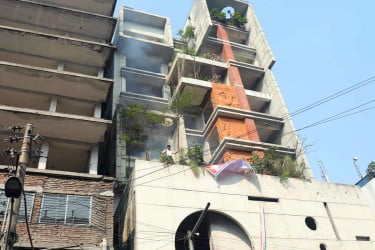 কার্যক্রম নিষিদ্ধ আওয়ামী লীগের কেন্দ্রীয় কার্যালয়ে আগুন