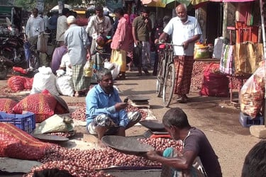 পেঁয়াজের বাজারে আগুন! চাঁপাইনবাবগঞ্জে এক সপ্তাহে দাম বাড়ল ৩০ টাকা