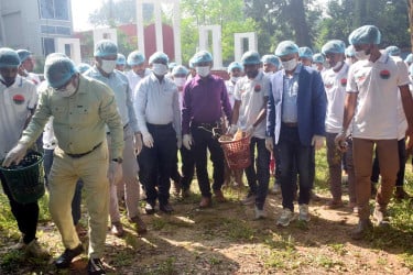 বগুড়া সরকারি শাহ সুলতান কলেজ ছাত্রদলের পরিষ্কার-পরিচ্ছন্নতা অভিযান