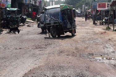 নওগাঁয় আঞ্চলিক মহাসড়কের দুই কিলোমিটার কাজ বন্ধ, বাড়ছে দুর্ভোগ