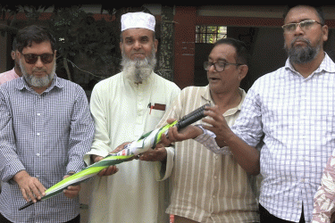 টাঙ্গাইলে শিক্ষকদের ছাতা উপহার দিলেন টুকু