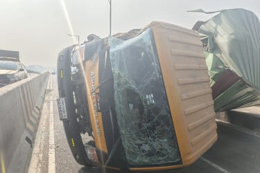 ঢাকা-মাওয়া এক্সপ্রেসওয়ের সার্ভিস লেনে উল্টে গেল কাভার্ড ভ্যান