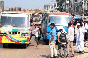 নরসিংদীতে লকডাউনে সাড়া নেই, স্বাভাবিক জীবনযাত্রা