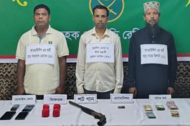 চট্টগ্রামে পৃথক অভিযানে অস্ত্র ও বিস্ফোরকসহ ৮ জন গ্রেপ্তার