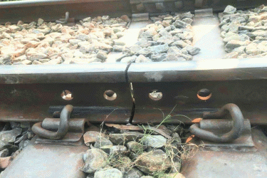 বগুড়ায় রেললাইনের ফিশপ্লেট খুলে নাশকতার চেষ্টা