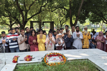 জন্মদিনে নুহাশপল্লীতে শ্রদ্ধা-ভালোবাসায় হুমায়ূনকে স্মরণ