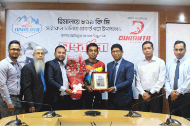 দুরন্তের পৃষ্ঠপোষকতায় বাইসাইকেলে হিমালয়ের ৩ ট্রেইল জয় উজ্জলের