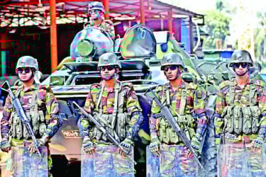 চাপা আতঙ্কে ঢাকা ফাঁকা