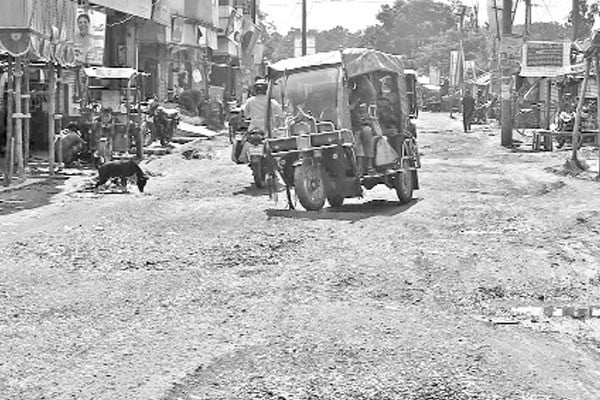 কাজ বন্ধ, দুর্ভোগ দুই কিলোমিটারে