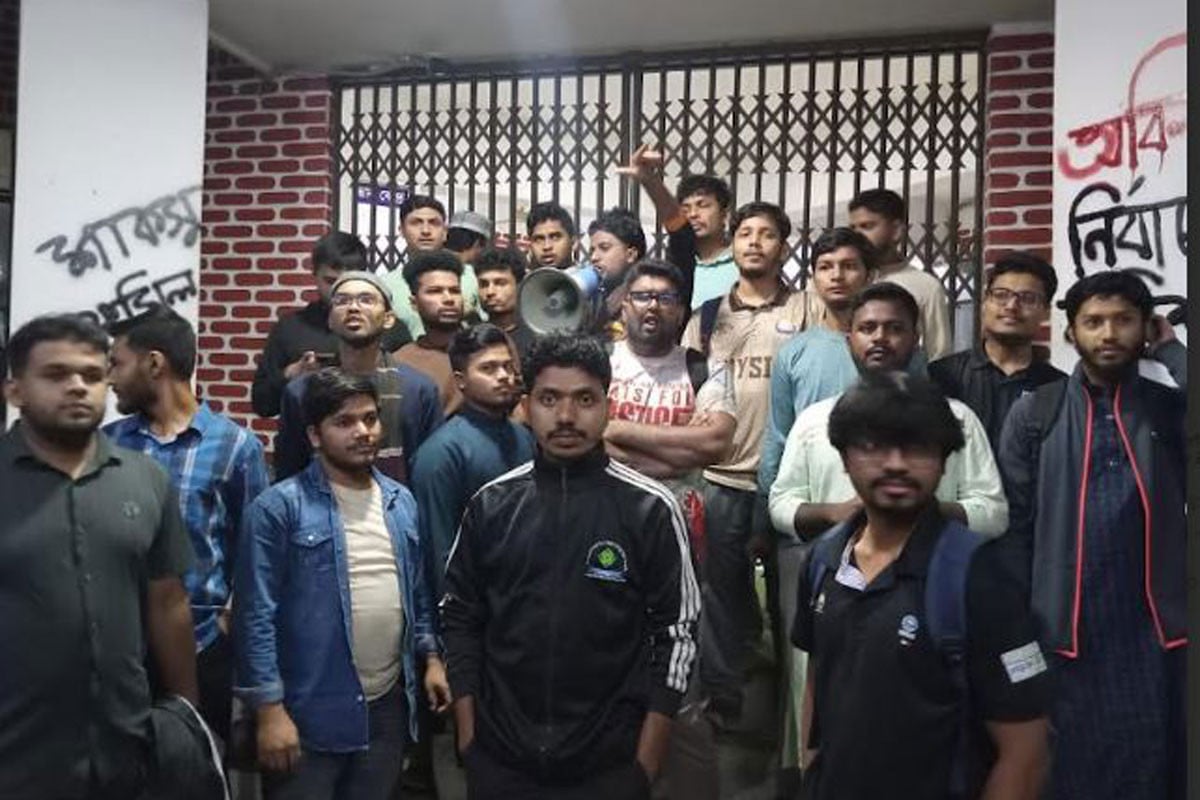 শাকসু নির্বাচন বানচালের অভিযোগে প্রশাসনিক ভবনে তালা