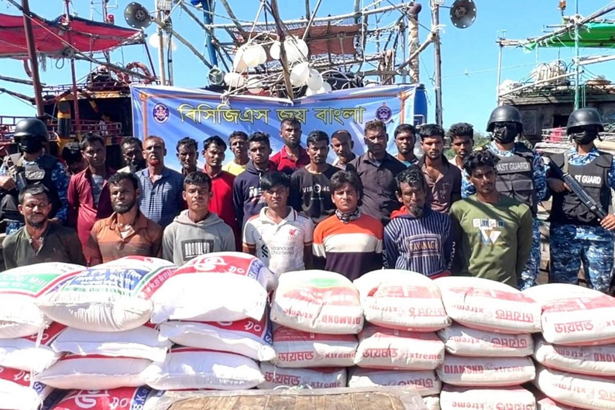 মিয়ানমারে খাদ্য ও নির্মাণসামগ্রী পাচারকালে ২২ জন আটক