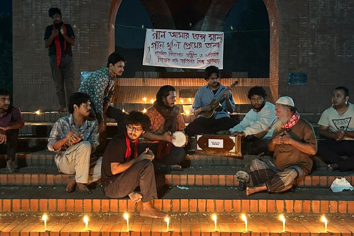 প্রাথমিকে সংগীত ও শারীরিক শিক্ষার শিক্ষক বাতিলের প্রতিবাদে জাবিতে গানের সমাবেশ