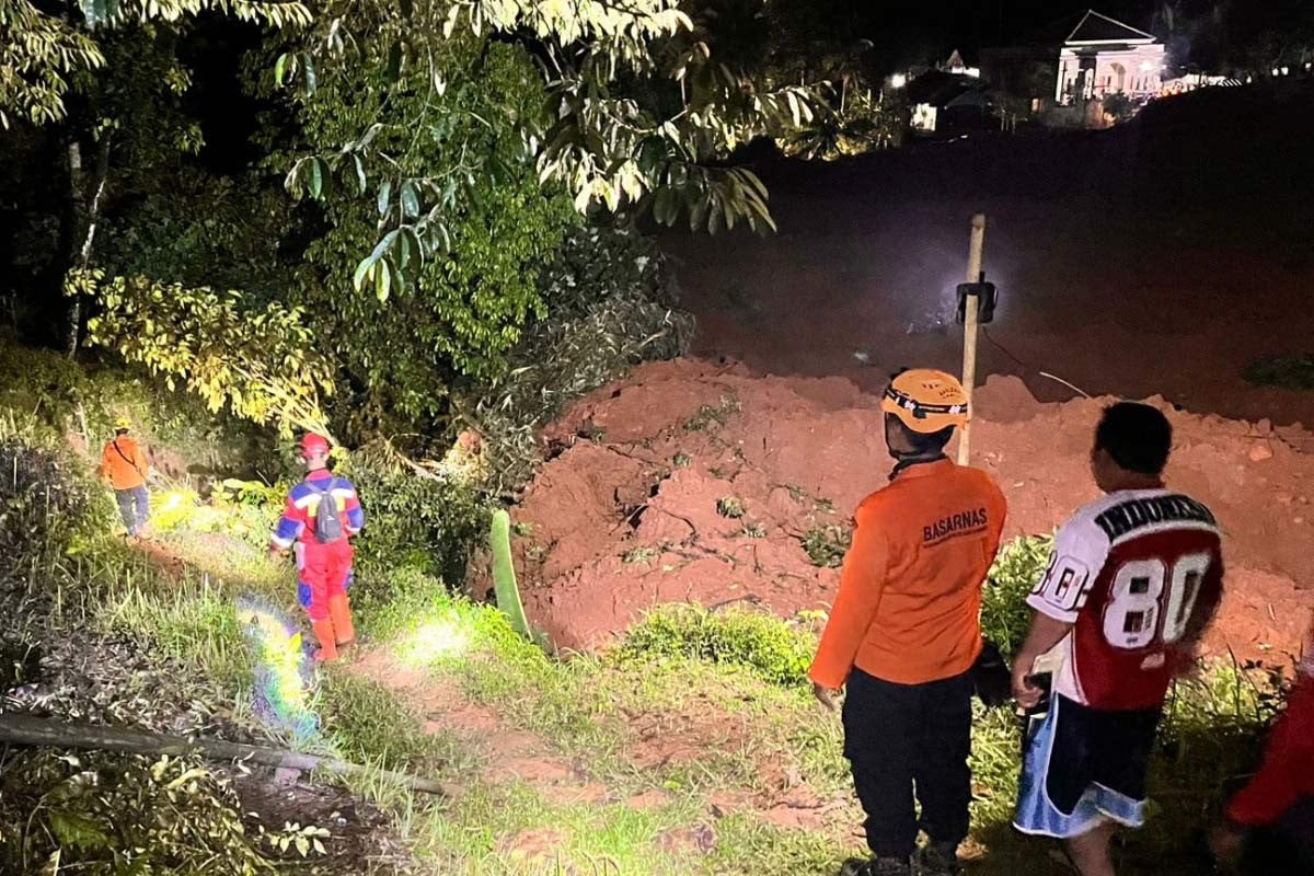 ইন্দোনেশিয়ায় ভূমিধসে নিখোঁজ ২১