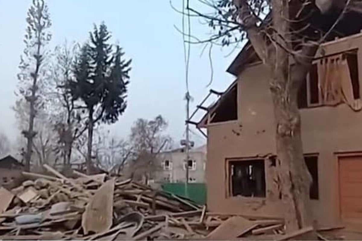 গুঁড়িয়ে দেওয়া হল উমরের পুলওয়ামার বাড়ি