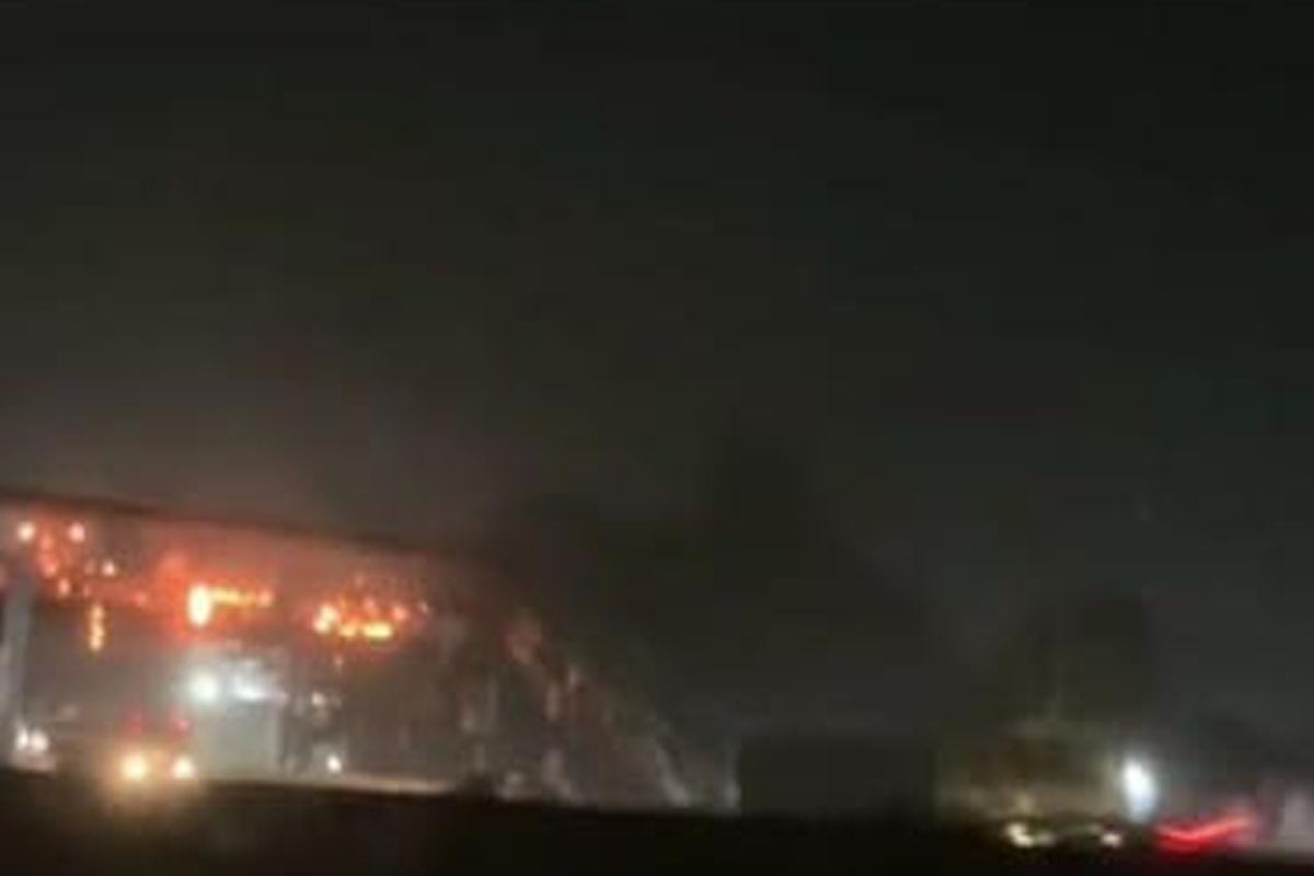 সিদ্ধিরগঞ্জে ফুটওভার ব্রিজে আগুন