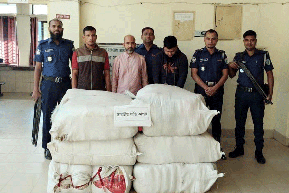 হবিগঞ্জে ভারতীয় শাড়ি পাচারের সময় আটক ৩