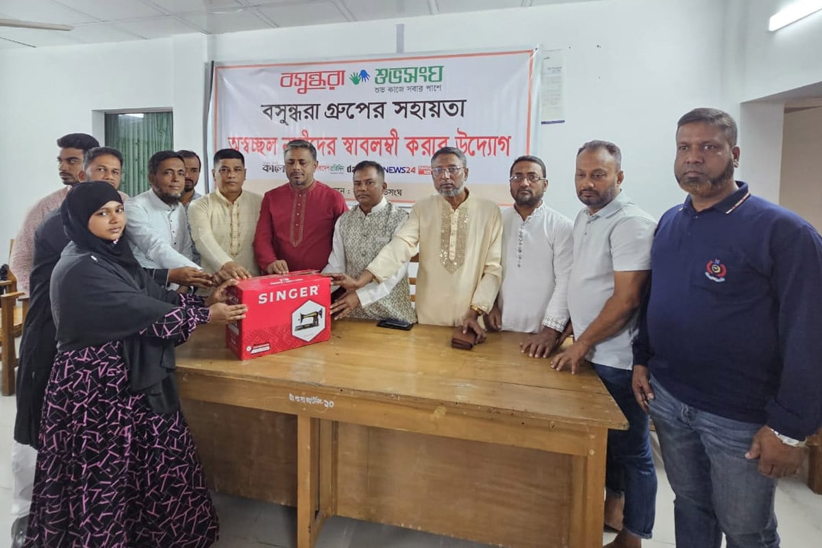 চরফ্যাশনে বসুন্ধরা শুভসংঘের সেলাই মেশিন বিতরণ