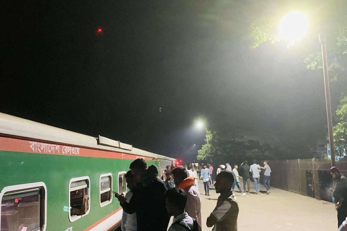 ব্রাহ্মণবাড়িয়ায় ফের রেললাইনে আগুন