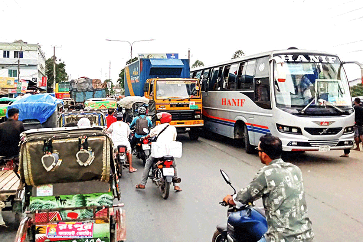 টার্মিনাল নেই, রাস্তায় যাত্রী উঠা-নামায় বাড়ছে ভোগান্তি