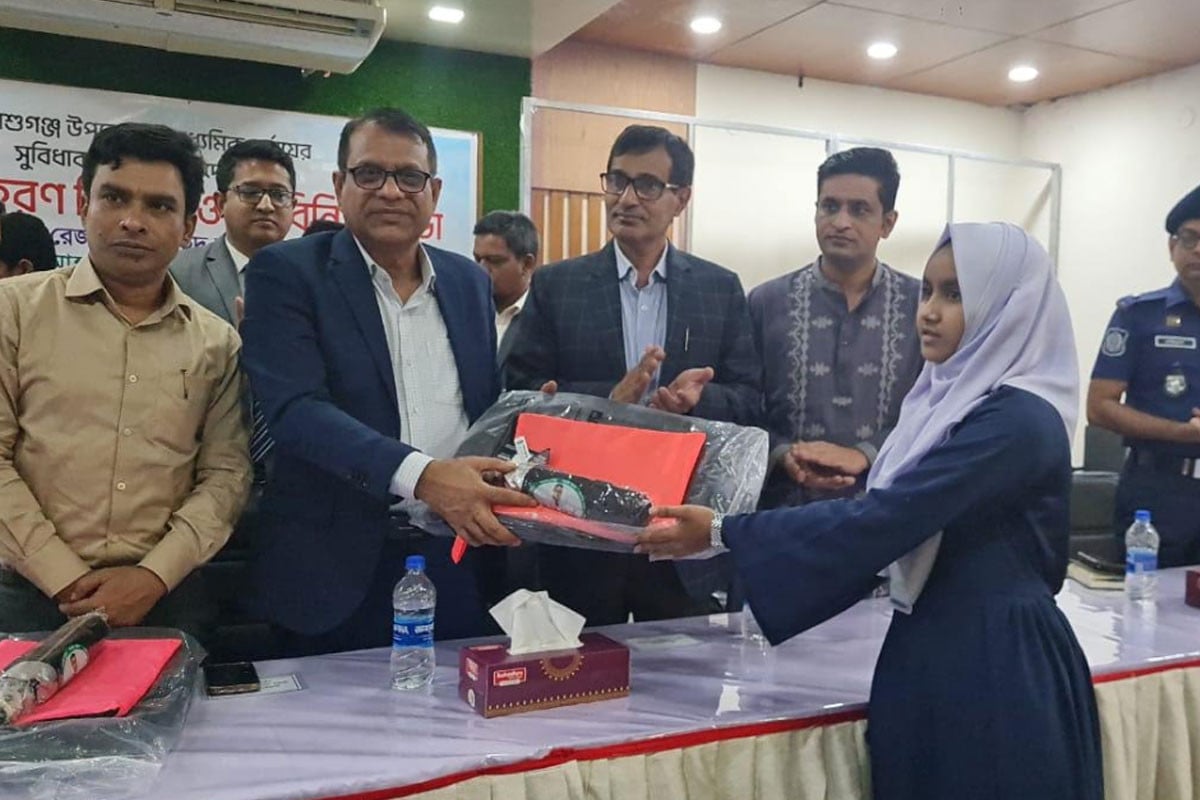 আশুগঞ্জে সুবিধাবঞ্চিত শিক্ষার্থীদের মাঝে শিক্ষা উপকরণ বিতরণ