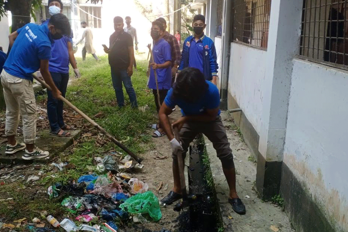 দীর্ঘদিনের বর্জ্য অপসারণ: কলাপাড়ায় হাসপাতাল ক্যাম্পাসে পরিচ্ছন্নতা কার্যক্রম