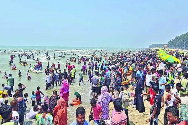 ছুটির দিনে সৈকতে প্রাণের মেলা