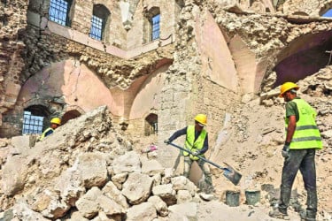 পুনর্নির্মাণের করেছেন শ্রমিকরা