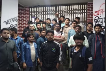 শাকসু নির্বাচন বানচালের অভিযোগে প্রশাসনিক ভবনে তালা