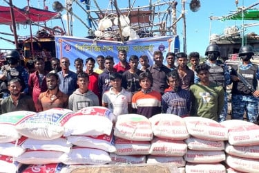 মিয়ানমারে খাদ্য ও নির্মাণসামগ্রী পাচারকালে ২২ জন আটক