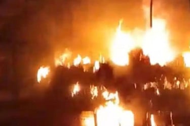 মানিকগঞ্জে স্কুলবাসে অগুন, ঘুমন্ত চালক দগ্ধ