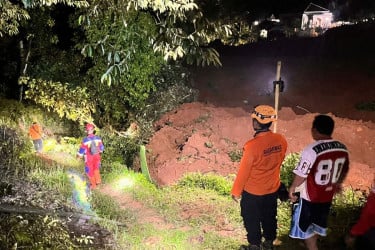 ইন্দোনেশিয়ায় ভূমিধসে নিখোঁজ ২১