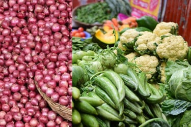 কমেনি পিঁয়াজের দাম, সরবরাহ বাড়ছে শীতের সবজির
