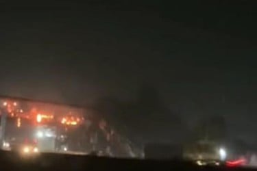 সিদ্ধিরগঞ্জে ফুটওভার ব্রিজে আগুন