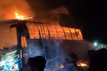 বরগুনায় সড়কের পাশে অপেক্ষমাণ বাসে আগুন