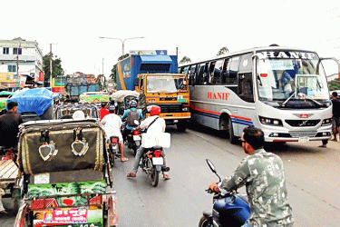 টার্মিনাল নেই, রাস্তায় যাত্রী উঠা-নামায় বাড়ছে ভোগান্তি