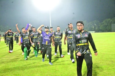 ঢাকা মেভরিক্সকে হারিয়ে ফাইনালে বসুন্ধরা স্ট্রাইকার্স