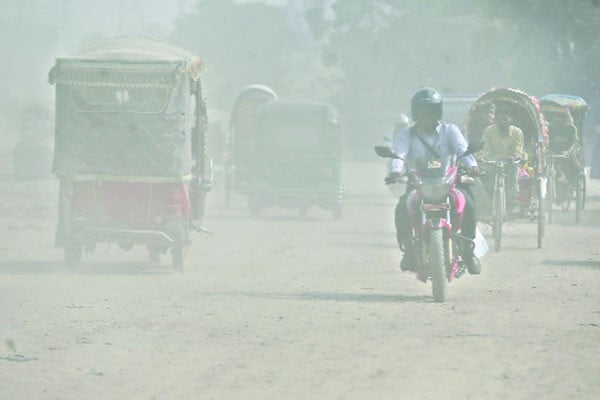 ধুলায় ঢেকে গেছে রাজধানী